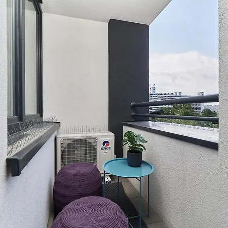 Apartment Luxurious With Balcony & Parking Gwiazdzista By Renters Breslau