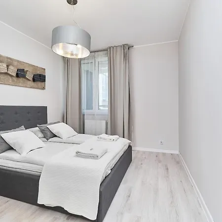 Apartment Luxurious With Balcony & Parking Gwiazdzista By Renters Breslau