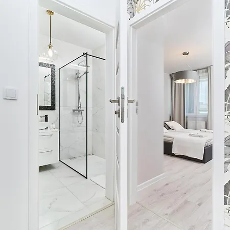 Luxurious With Balcony & Parking Gwiazdzista By Renters Apartment