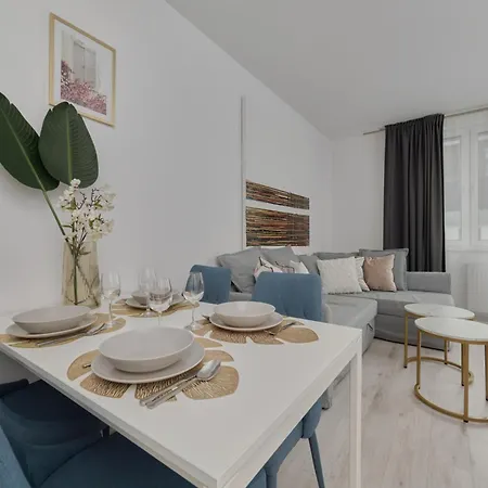Luxurious With Balcony & Parking Gwiazdzista By Renters Apartment