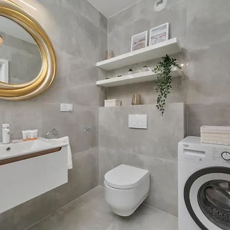 Luxurious With Balcony & Parking Gwiazdzista By Renters