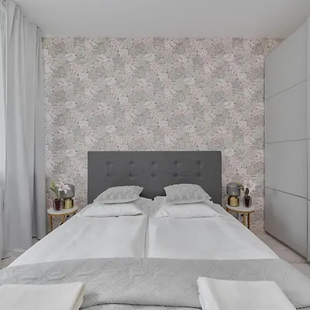 Luxurious With Balcony & Parking Gwiazdzista By Renters Apartment Breslau