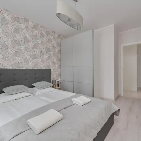 Luxurious With Balcony & Parking Gwiazdzista By Renters *