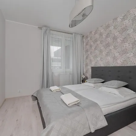 Apartment Luxurious With Balcony & Parking Gwiazdzista By Renters Breslau