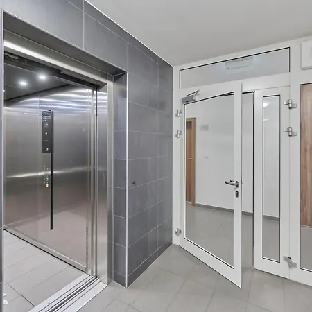 Luxurious With Balcony & Parking Gwiazdzista By Renters *